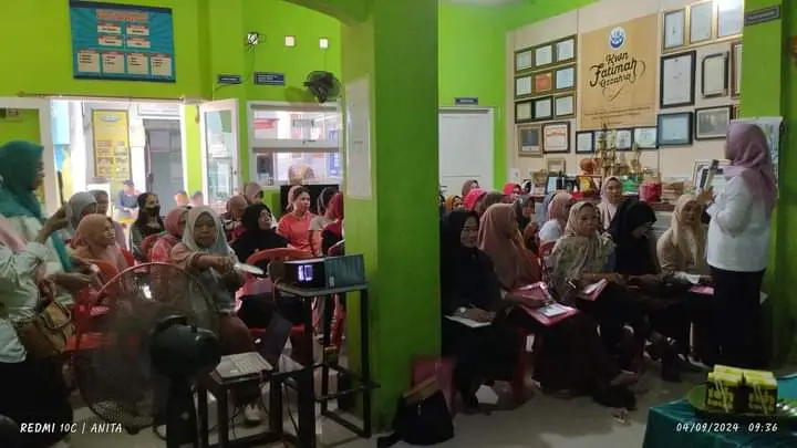 Sosialisisasi tentang pentingnya peran perempuan dalam pola pengasuhan anak bersama ibu kadis DP3A Kota makassar