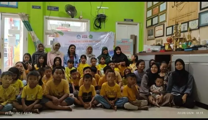 Bersama dosen dan mahasiswa dari Polimedia kreatif mengajarkan Anak SAPD untuk mengelola Limbah karton  menjadi suatu hal yang bermanfaat