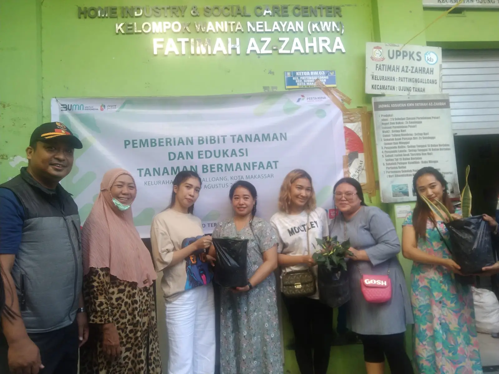 Pemberian bibit dan tanaman bermanfaat oleh PT pertamina Patraniaga  untuk warga keulurahan pattingalloang