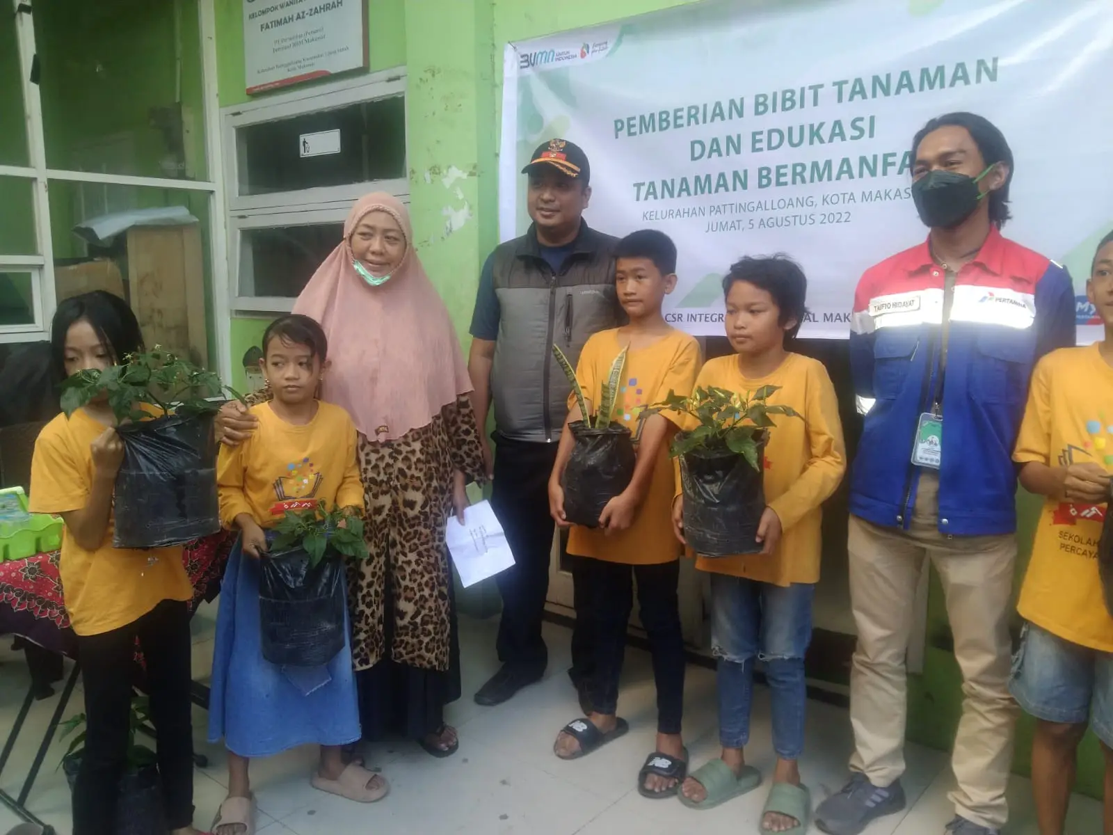 Pemberian bibit dan tanaman bermanfaat memberikan edukasi pemanfaatan tanaman anak SAPD bersama PT pertamina Patraniaga