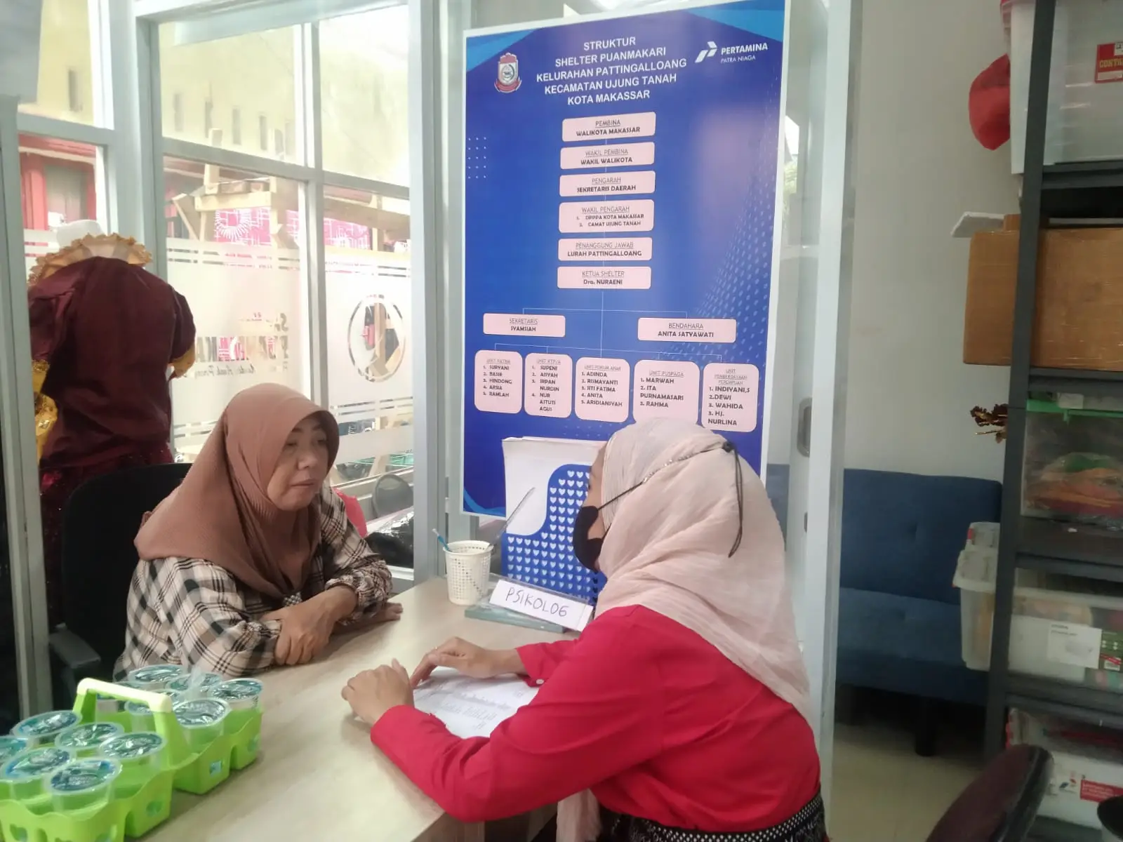 Ketua shelter puanmakari (Ibu eni) menjelaskan bagaimana tentang kegiatan shelter dan alur penanganan kasus