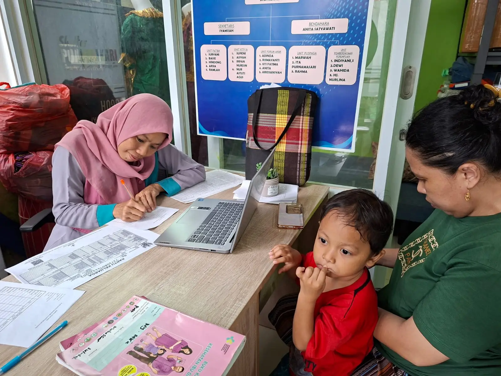 Melakukan konseling terkait pola asuh anak
