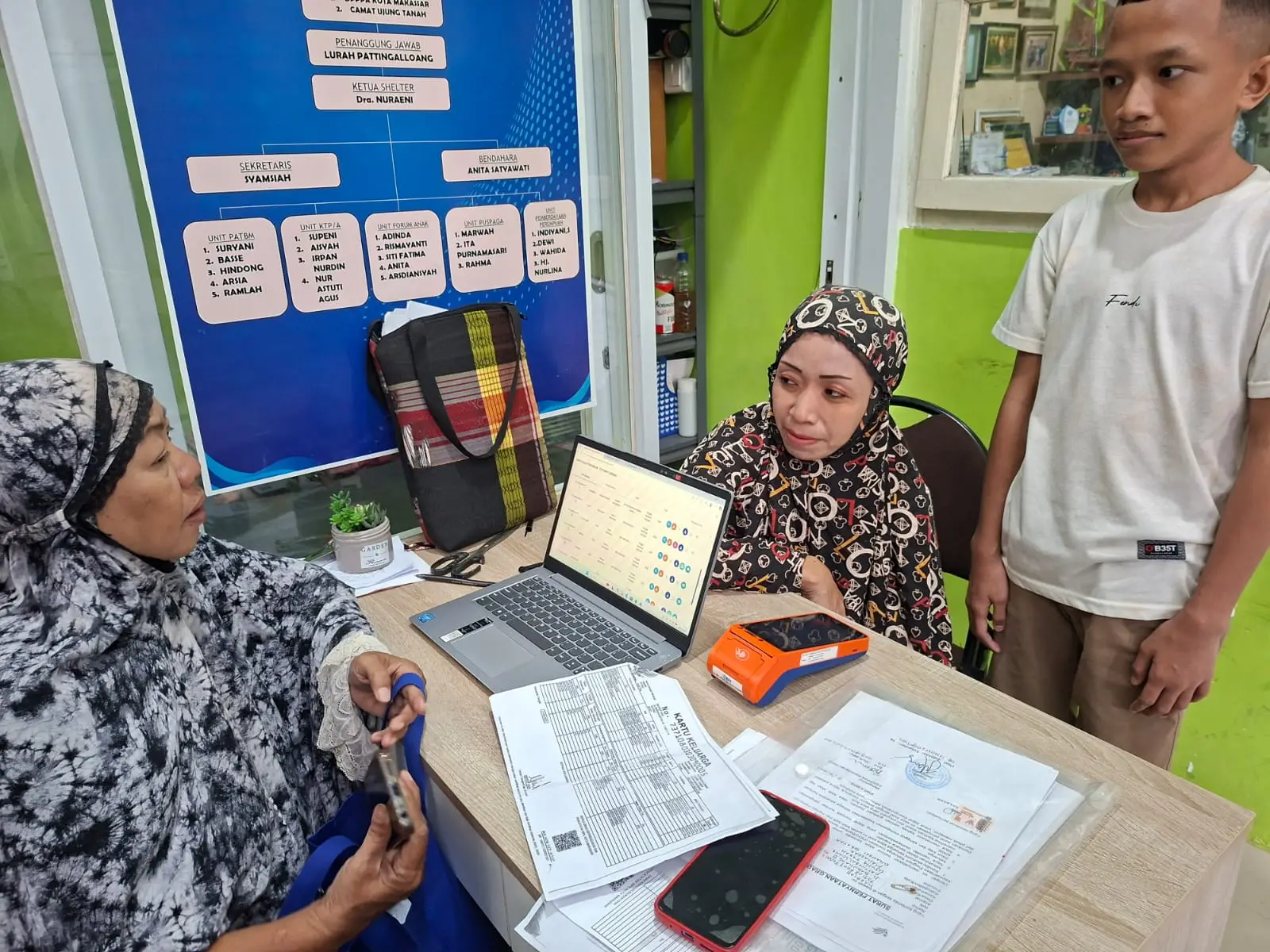 menerima aduan mengenai anak ibu hasriani yang putus sekolah karena sering di bully disekolah