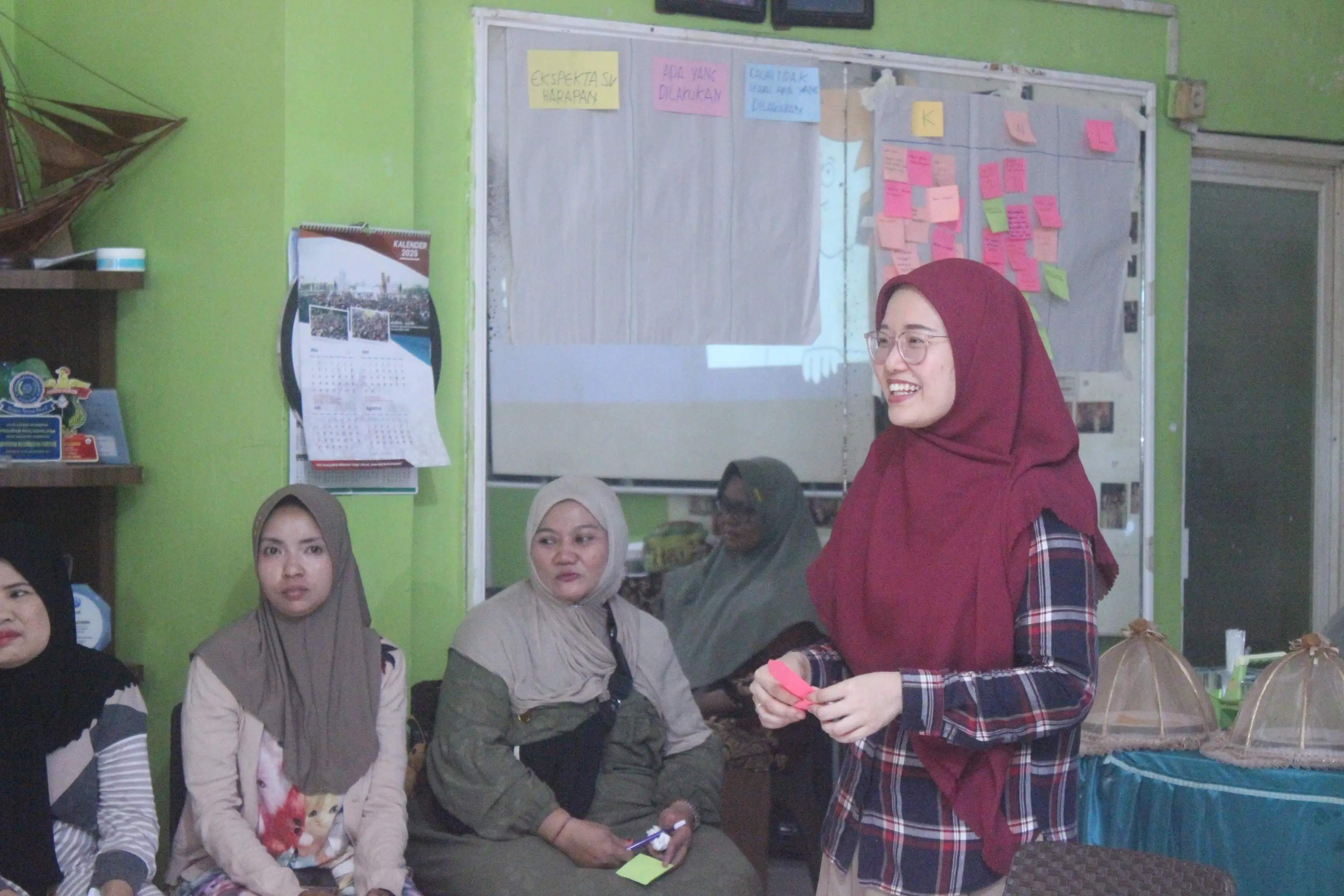 kegiatan kelas parenting yang sangat bermanfaat bagi orang tua siswa sekolah anak percaya diri yang dibawakan oleh fasilitator dari lingkar perempuan global yang dimana membahsa tentang cara mendisiplinkan anak tanpa adanya  kekerasan