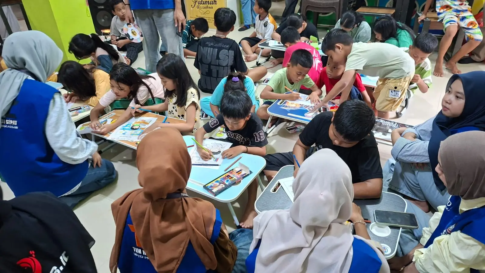 bersama mahasiswa dari UNM dan pihak Lenovo mensosialisasikan kepada anak-anak tentang positif dan negatif sebuah gadget serta mengajak anak-anak untuk mewarnai